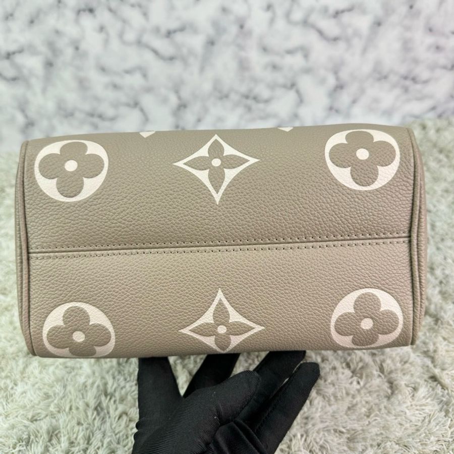 LV M46575經典Speedy Bandoulière 20 Empreinte皮革手提/斜背包(斑鳩灰色/ 奶油色)-15