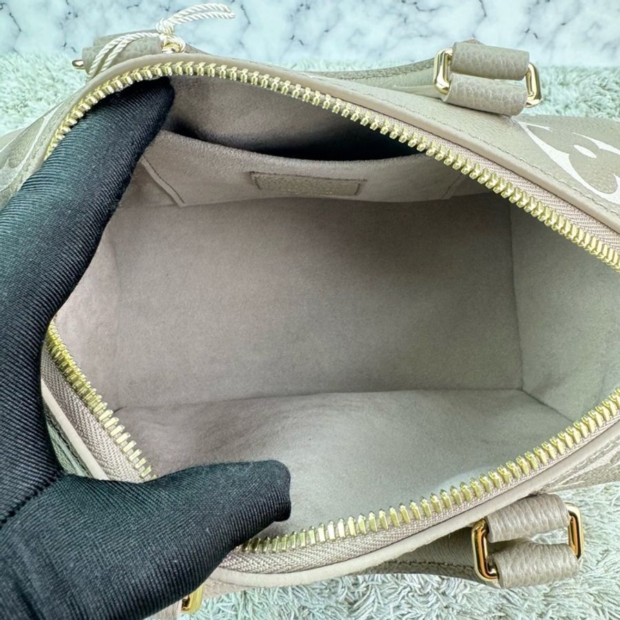 LV M46575經典Speedy Bandoulière 20 Empreinte皮革手提/斜背包(斑鳩灰色/ 奶油色)-22