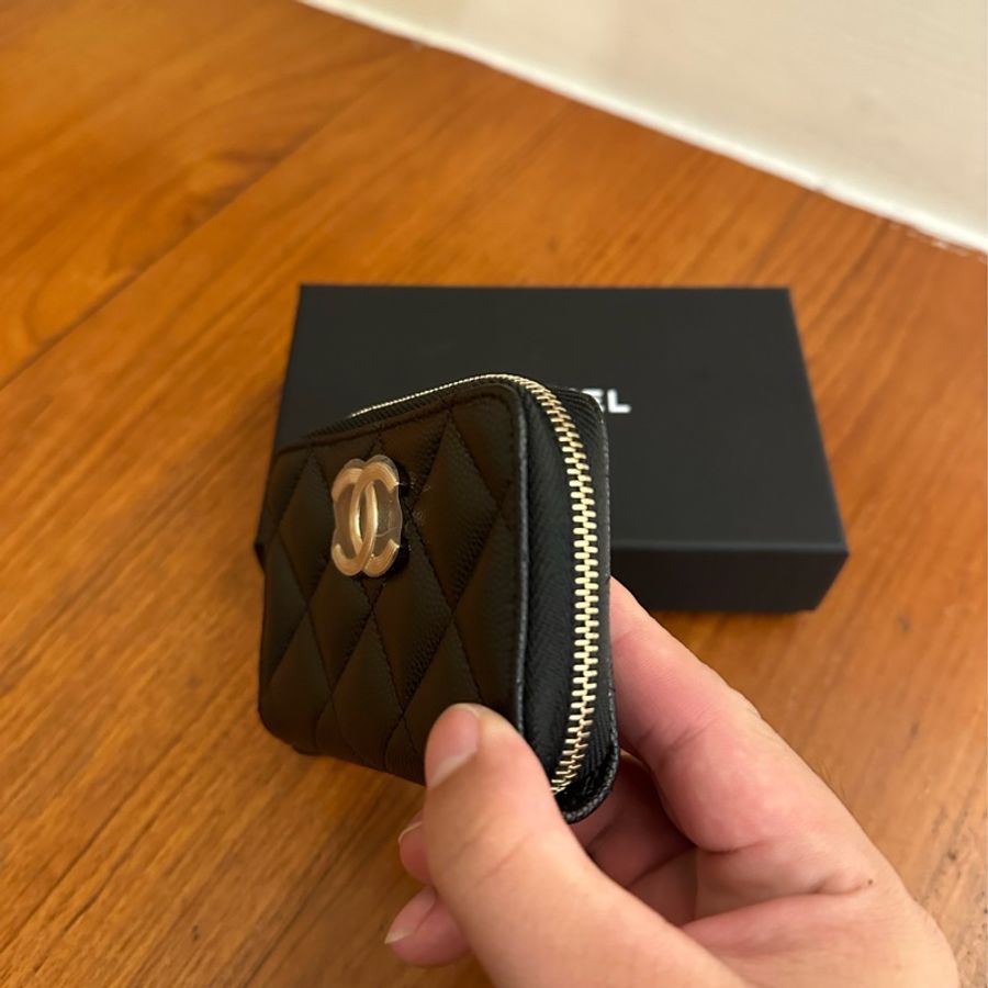 CHANEL 黑荔枝大金雙C內絲巾ㄇ拉零錢包-3