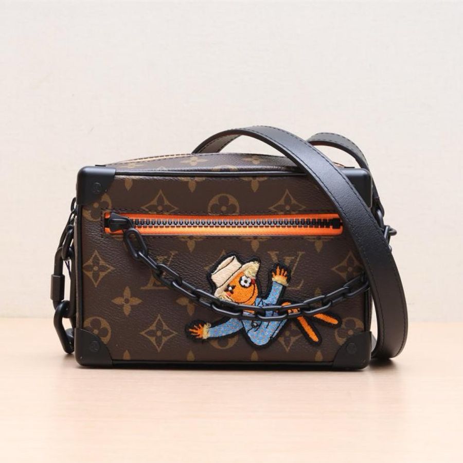 LOUIS VUITTON(路易威登) Soft Trunk 軟盒子包 迷你 18.5 老花 PVC 稻草人-0