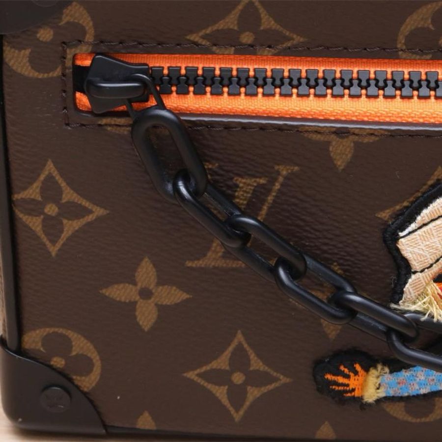 LOUIS VUITTON(路易威登) Soft Trunk 軟盒子包 迷你 18.5 老花 PVC 稻草人-5