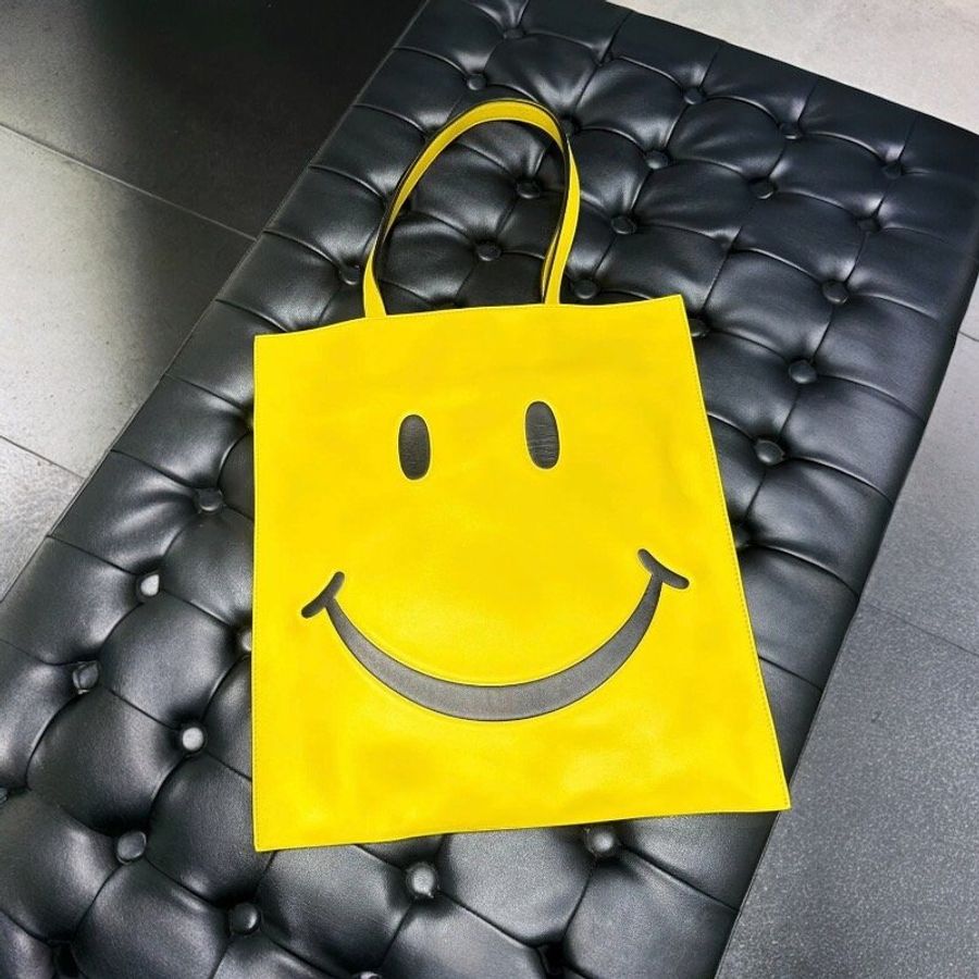 "限時降價"-Moschino Smiley® 納帕皮購物袋 - 可愛Smiley®與柔軟羊皮的完美結合《當季專櫃正售★全新商品 》-1