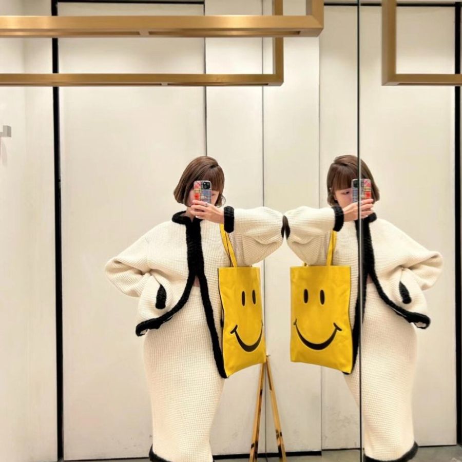 "限時降價"-Moschino Smiley® 納帕皮購物袋 - 可愛Smiley®與柔軟羊皮的完美結合《當季專櫃正售★全新商品 》-2