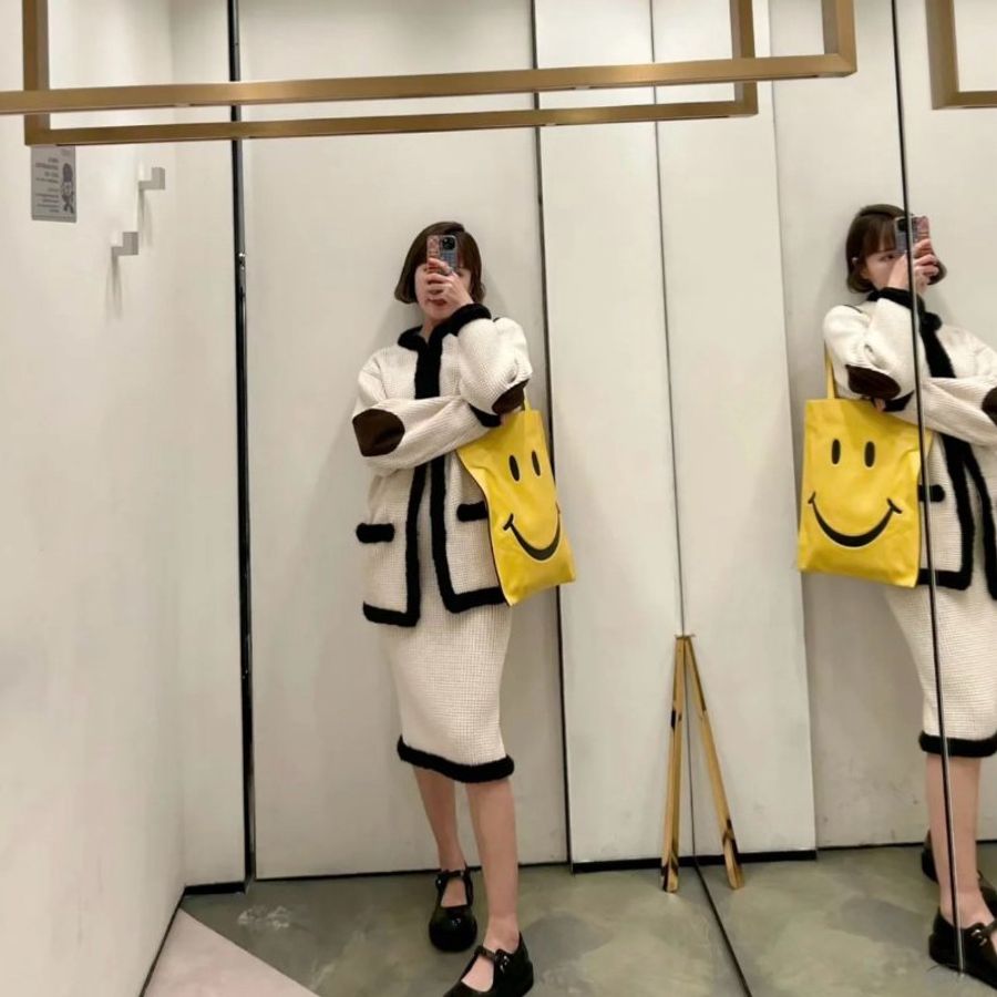 "限時降價"-Moschino Smiley® 納帕皮購物袋 - 可愛Smiley®與柔軟羊皮的完美結合《當季專櫃正售★全新商品 》-6