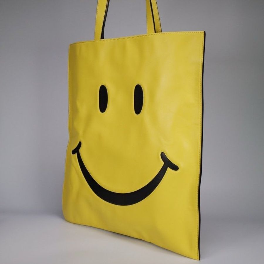 "限時降價"-Moschino Smiley® 納帕皮購物袋 - 可愛Smiley®與柔軟羊皮的完美結合《當季專櫃正售★全新商品 》-9
