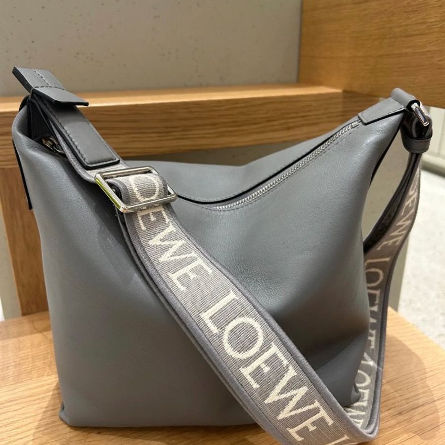 Loewe 小款 Cubi 柔軟光滑小牛皮緹花斜背包 瀝青灰《當季專櫃正售★全新商品 》-1