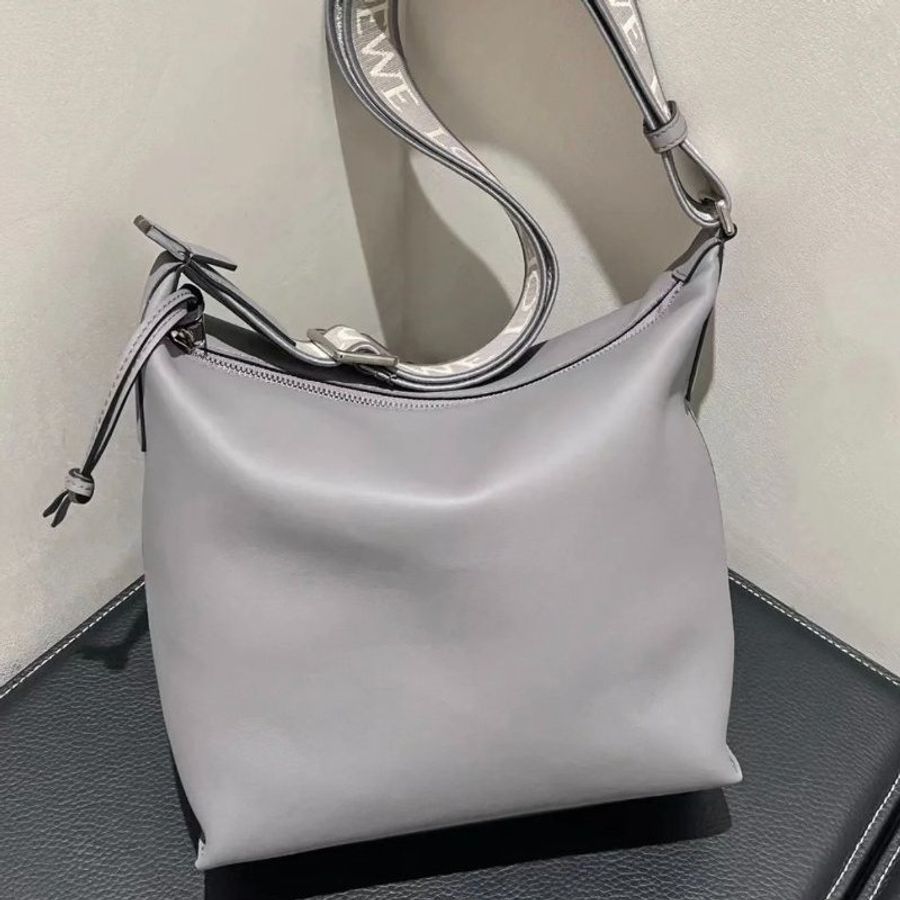 Loewe 小款 Cubi 柔軟光滑小牛皮緹花斜背包 瀝青灰《當季專櫃正售★全新商品 》-4