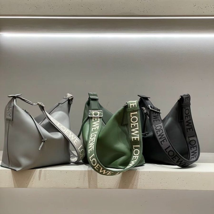 Loewe 小款 Cubi 柔軟光滑小牛皮緹花斜背包 瀝青灰《當季專櫃正售★全新商品 》-5