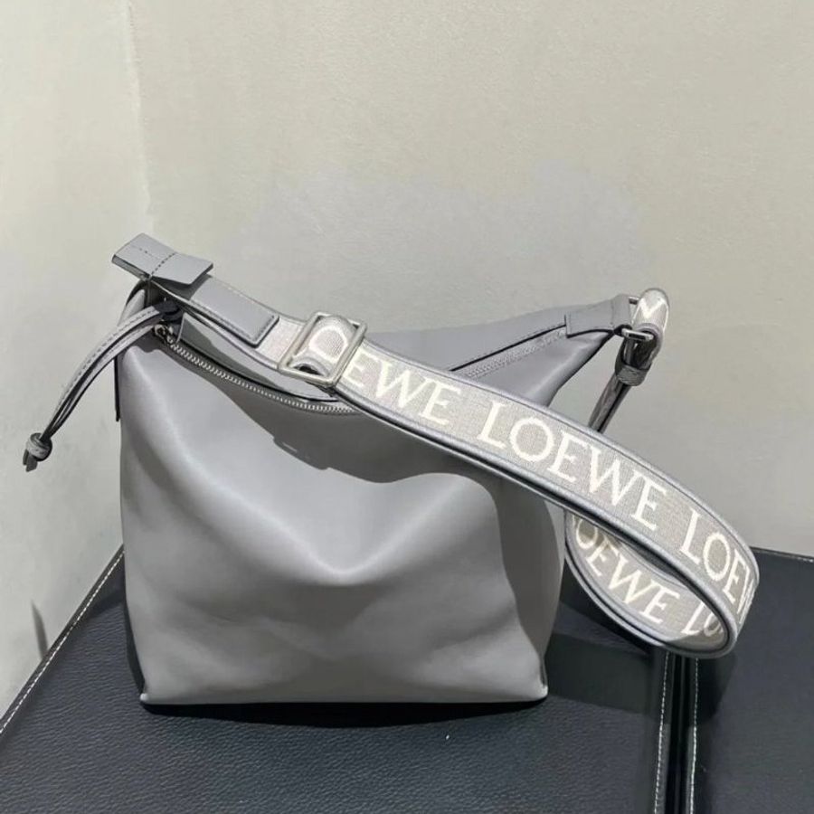 Loewe 小款 Cubi 柔軟光滑小牛皮緹花斜背包 瀝青灰《當季專櫃正售★全新商品 》-6