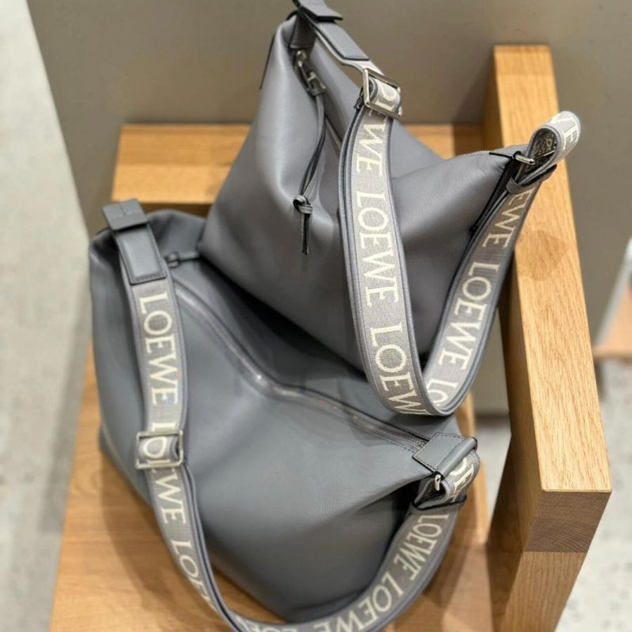 Loewe 小款 Cubi 柔軟光滑小牛皮緹花斜背包 瀝青灰《當季專櫃正售★全新商品 》-7