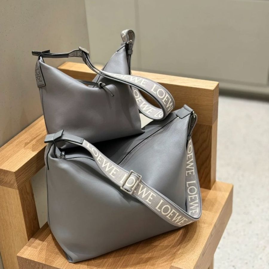 Loewe 小款 Cubi 柔軟光滑小牛皮緹花斜背包 瀝青灰《當季專櫃正售★全新商品 》-8