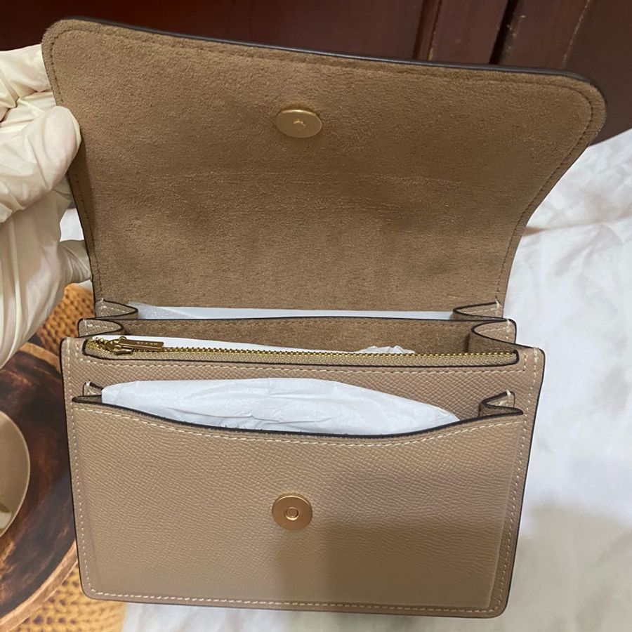 【COACH】奶茶色防刮全皮內雙層鍊帶方型斜背包/風琴包/翻蓋包 (迷你小款)-2