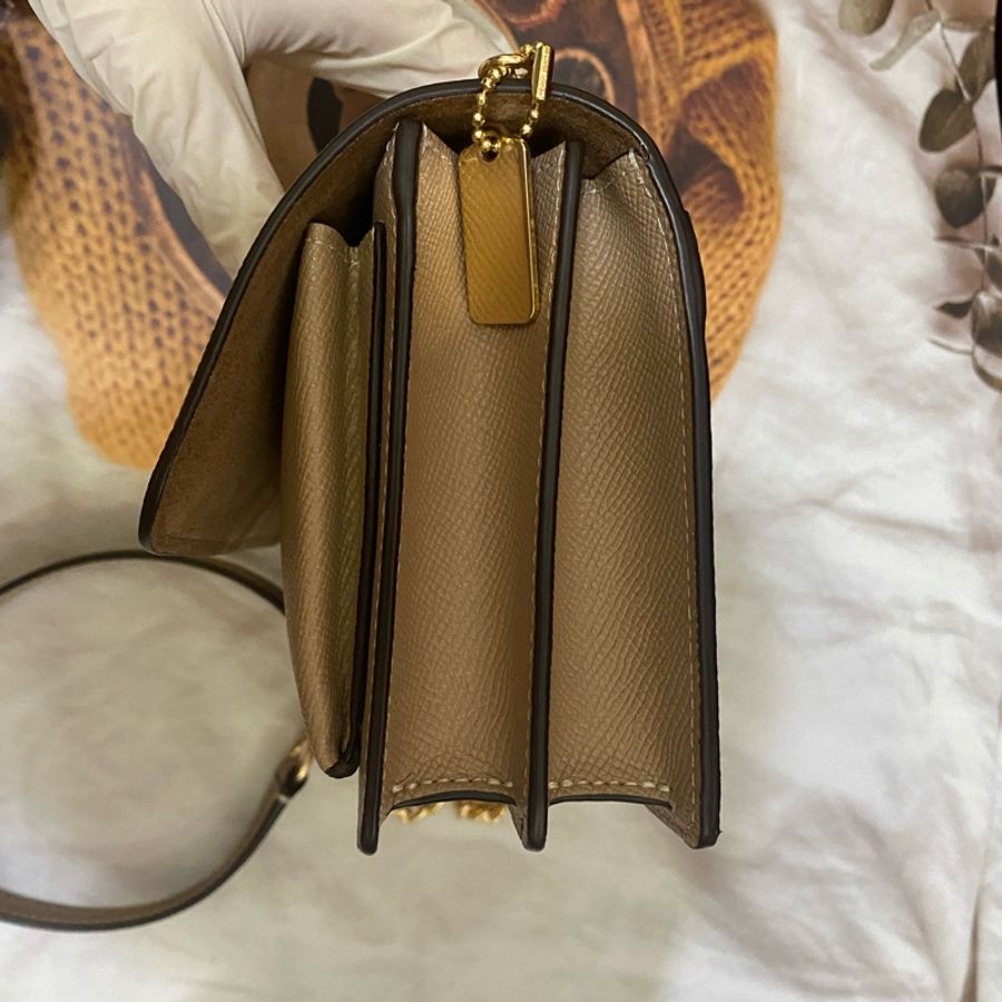 【COACH】奶茶色防刮全皮內雙層鍊帶方型斜背包/風琴包/翻蓋包 (迷你小款)-11