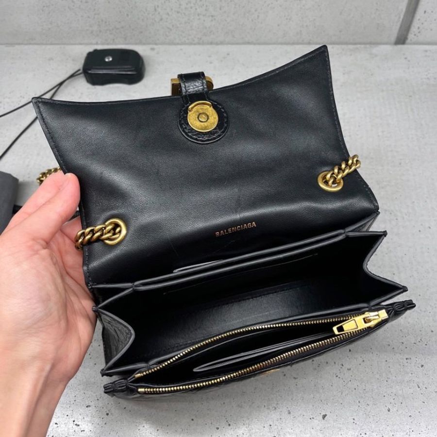 Balenciaga 736016 Crush XS 黑色絎縫鏈條包 - 現代設計與奢華材質的完美融合《當季專櫃正售★全新商品 》-10