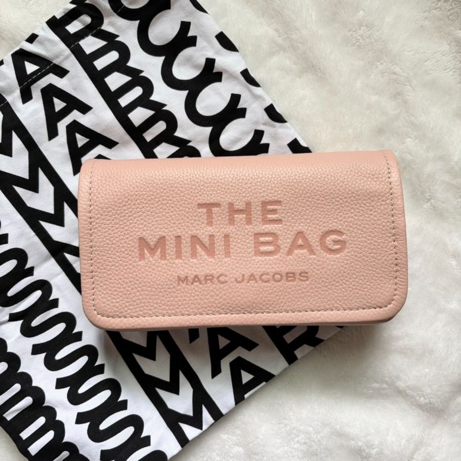MARC JACOBS THE LEATHER 荔枝紋 牛皮 翻蓋 斜背包 單肩包 迷你小方包 相機包(玫瑰粉)-0