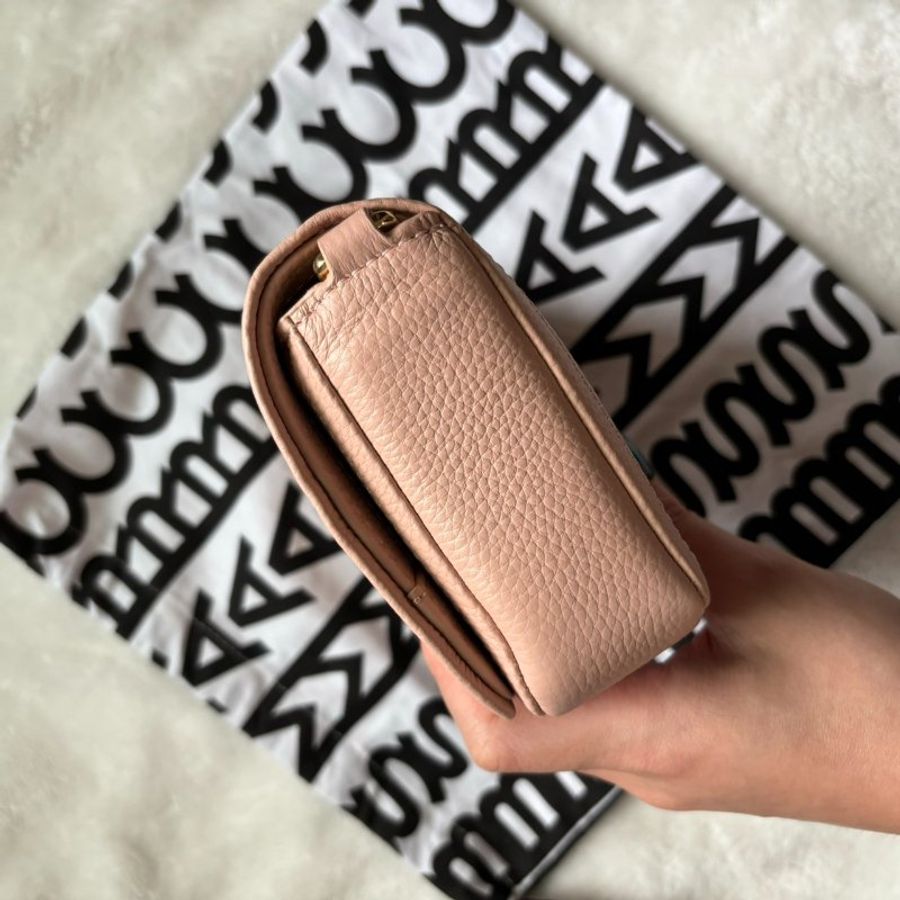 MARC JACOBS THE LEATHER 荔枝紋 牛皮 翻蓋 斜背包 單肩包 迷你小方包 相機包(玫瑰粉)-8