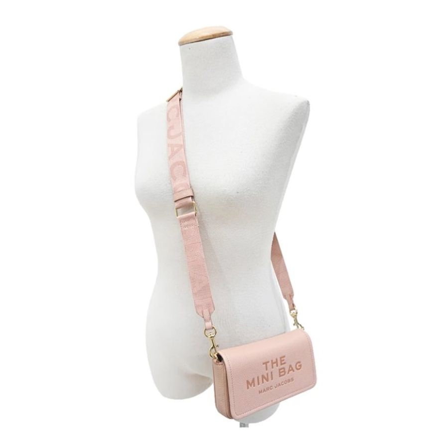 MARC JACOBS THE LEATHER 荔枝紋 牛皮 翻蓋 斜背包 單肩包 迷你小方包 相機包(玫瑰粉)-11