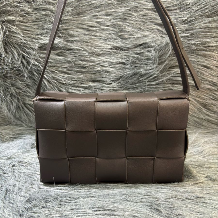 BOTTEGA VENETA BV 578004 3X5 CASSETTE 深棕色羊皮大編織 相機包-2