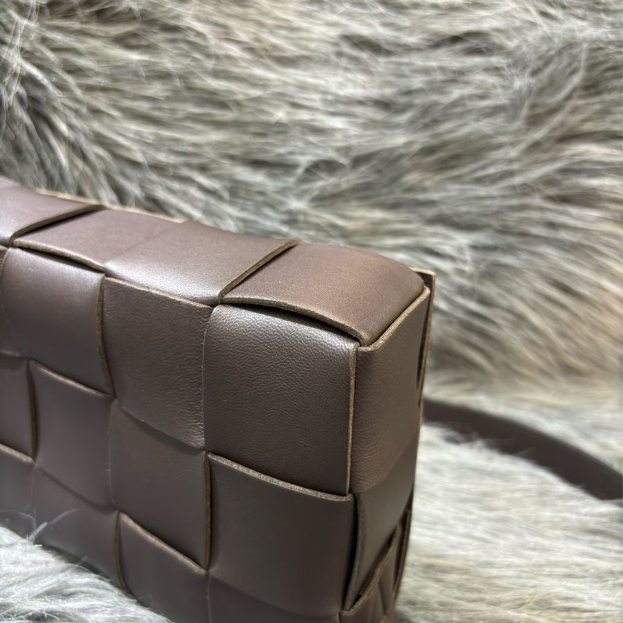 BOTTEGA VENETA BV 578004 3X5 CASSETTE 深棕色羊皮大編織 相機包-9