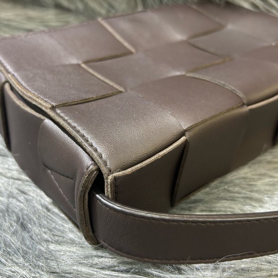 BOTTEGA VENETA BV 578004 3X5 CASSETTE 深棕色羊皮大編織 相機包-13