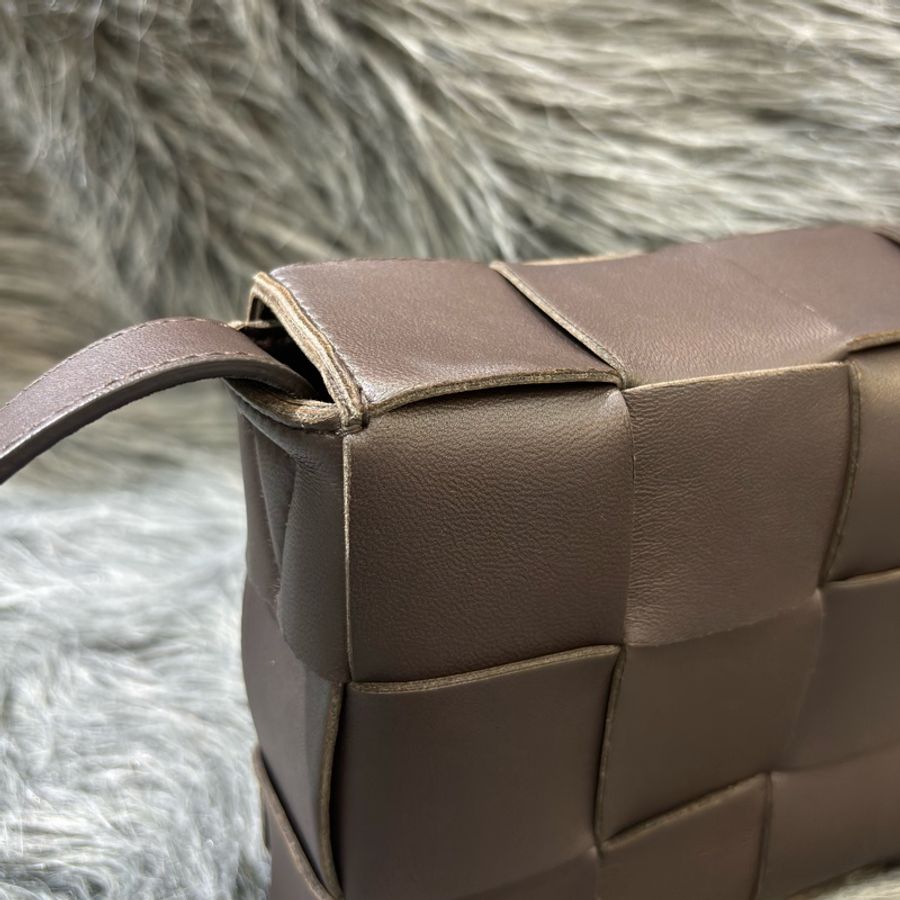 BOTTEGA VENETA BV 578004 3X5 CASSETTE 深棕色羊皮大編織 相機包-15