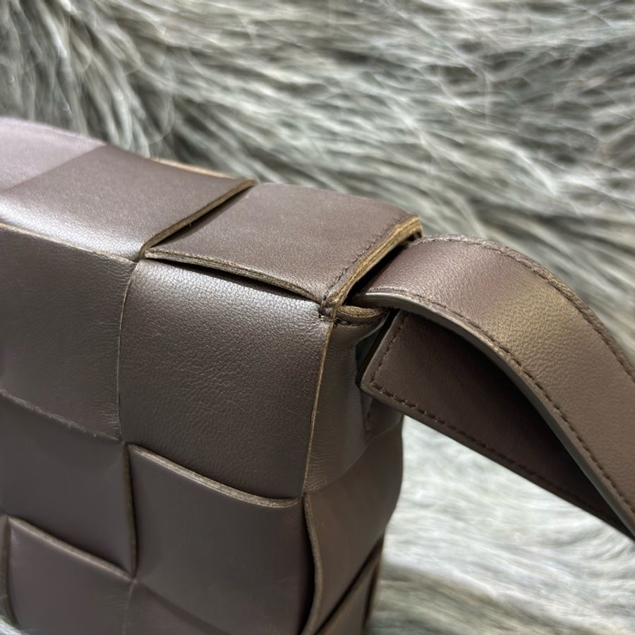 BOTTEGA VENETA BV 578004 3X5 CASSETTE 深棕色羊皮大編織 相機包-16