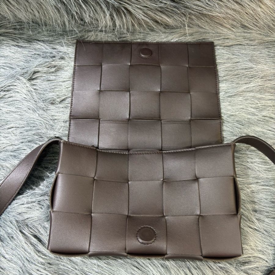 BOTTEGA VENETA BV 578004 3X5 CASSETTE 深棕色羊皮大編織 相機包-21