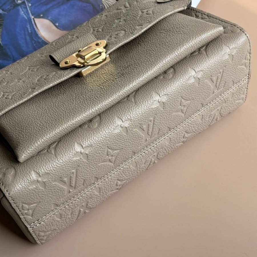 ::LOUIS VUITTON:: LV M44929 奶茶色壓紋金鍊包 Vavin PM-3
