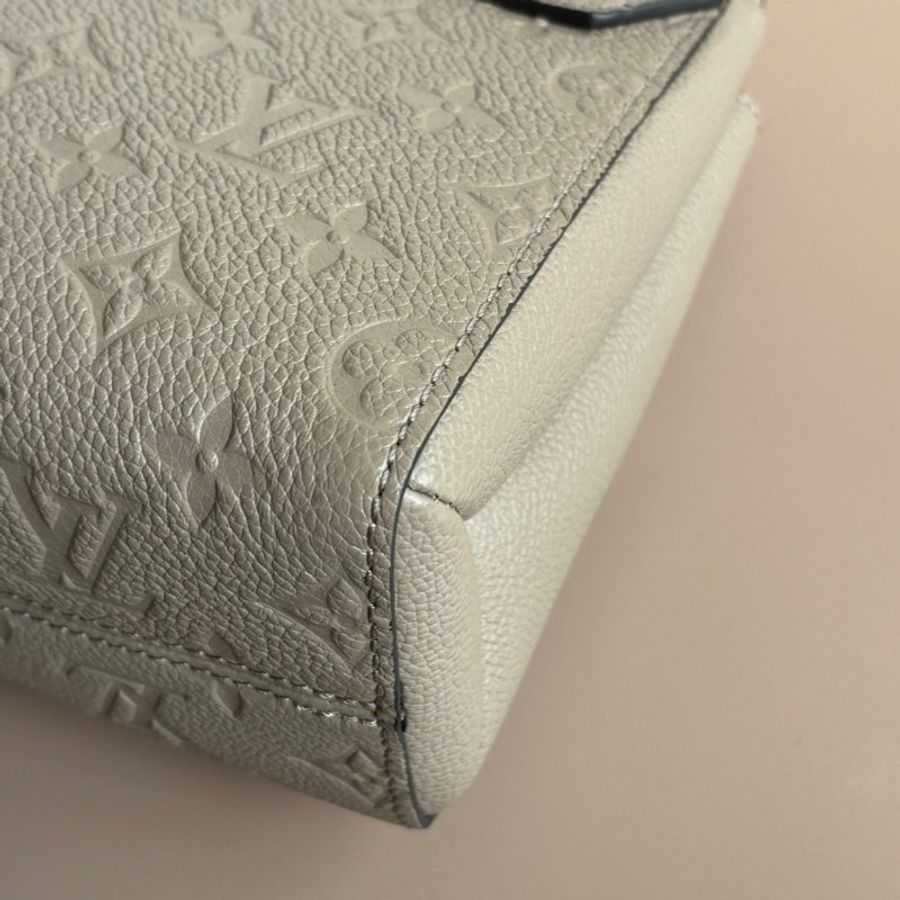 ::LOUIS VUITTON:: LV M44929 奶茶色壓紋金鍊包 Vavin PM-5
