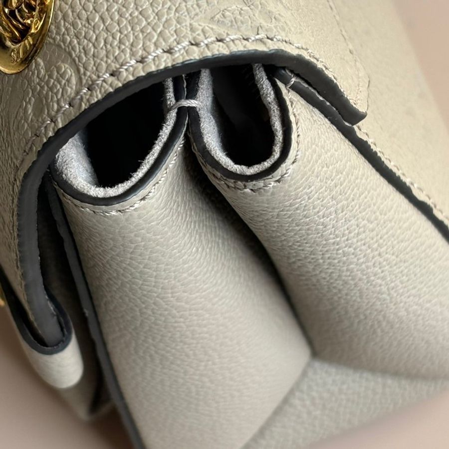 ::LOUIS VUITTON:: LV M44929 奶茶色壓紋金鍊包 Vavin PM-9