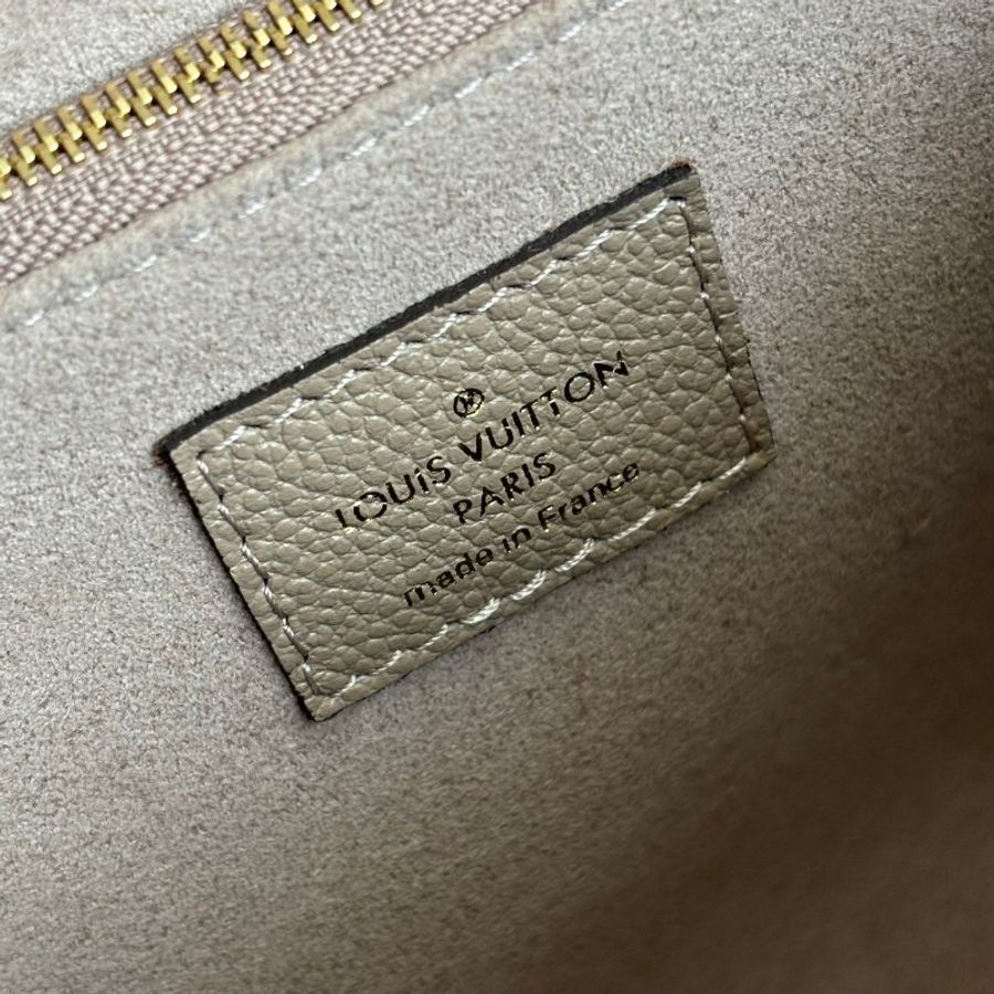 ::LOUIS VUITTON:: LV M44929 奶茶色壓紋金鍊包 Vavin PM-11