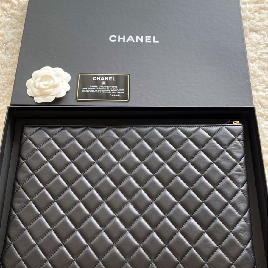 [全新 少見］Chanel 雙色小羊皮山茶花手拿包-1