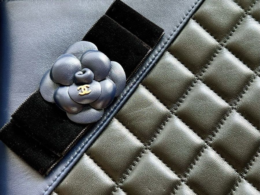 [全新 少見］Chanel 雙色小羊皮山茶花手拿包-2