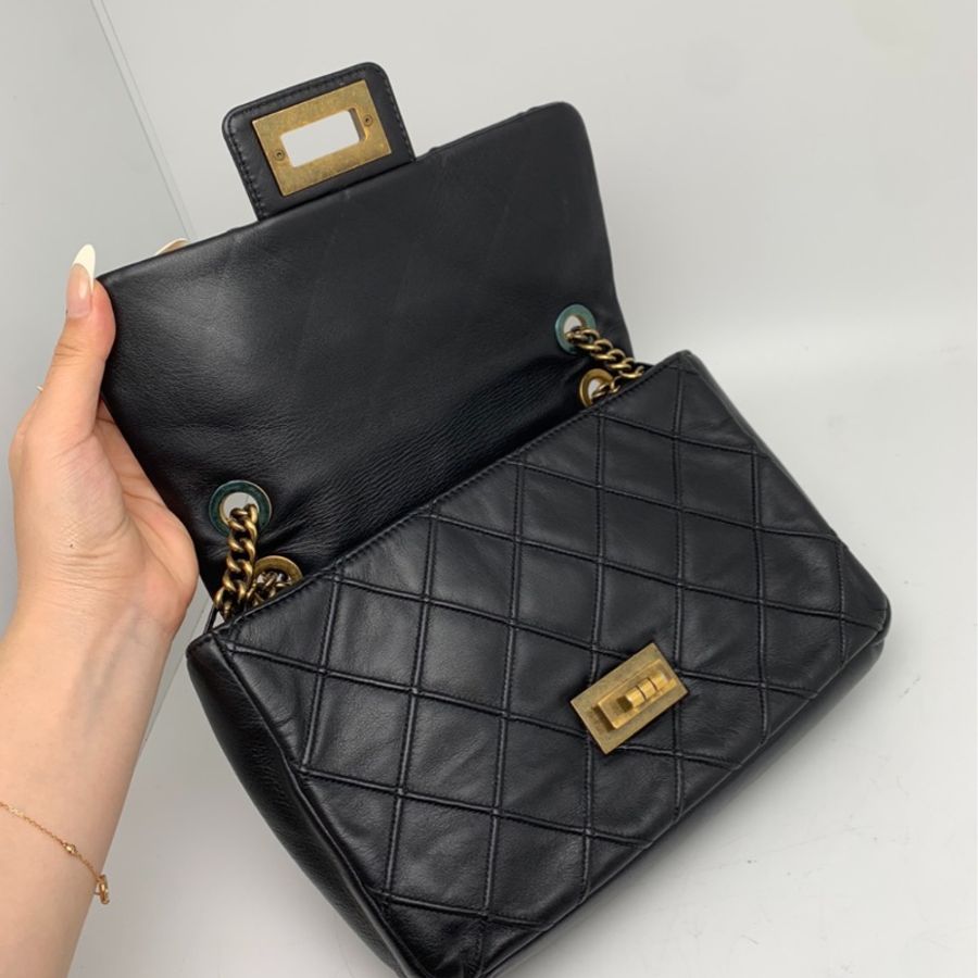 Chanel 2.55 黑金菱格鏈條包-6