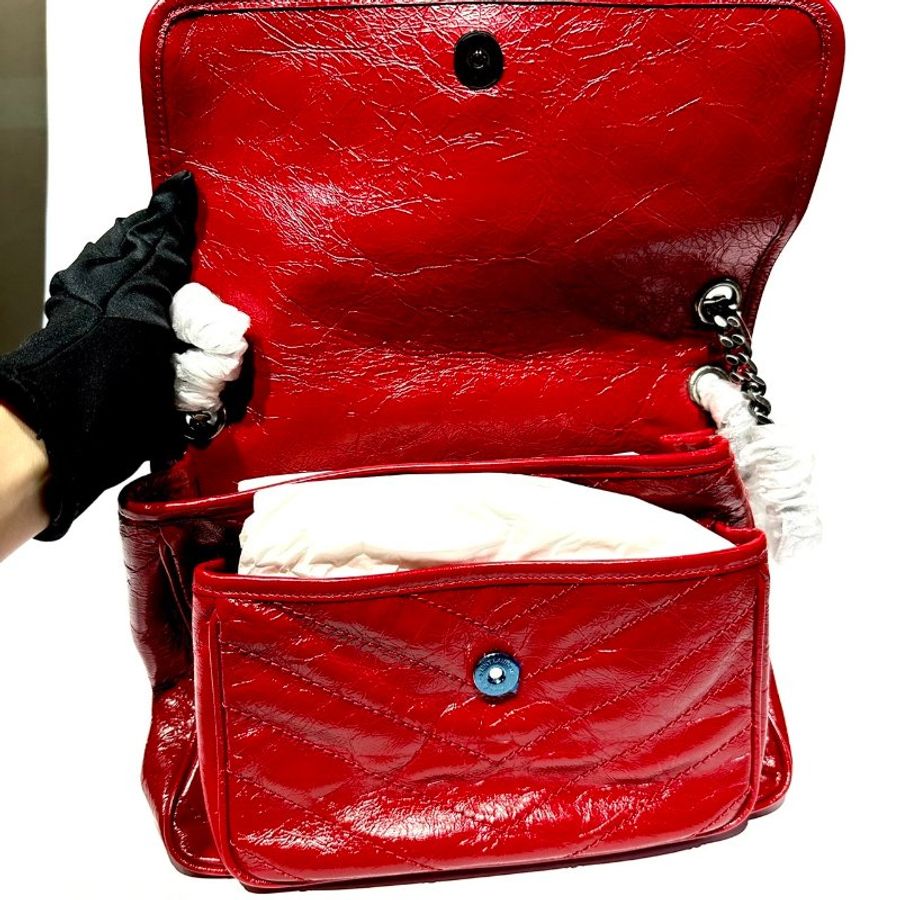 【美收精品】YSL NIKI BABY系列紅色金屬LOGO霧銀鍊牛皮揉製漆皮翻蓋肩/斜背包(紅) A-52-10