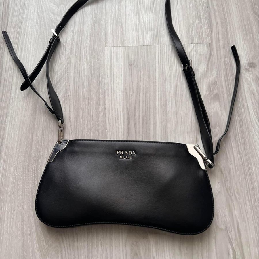 超時髦又帥氣 PRADA 黑色 全皮革 Sidonie 系列 背包 斜背包 側背包 超時髦 男女同款 買五萬 割愛21800 只用過一次 95新 閒置 要買🤎-3