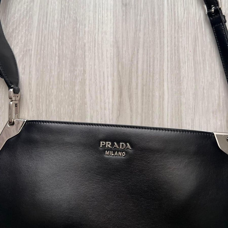 超時髦又帥氣 PRADA 黑色 全皮革 Sidonie 系列 背包 斜背包 側背包 超時髦 男女同款 買五萬 割愛21800 只用過一次 95新 閒置 要買🤎-4