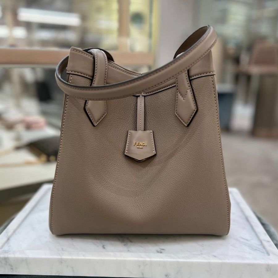 "限時降價"-Fendi 8BH414 中款 紋理小牛皮 Origami包 鴿灰色《當季專櫃正售★全新商品 》-3
