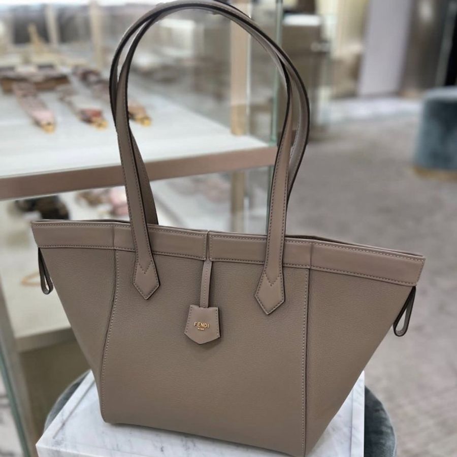 "限時降價"-Fendi 8BH414 中款 紋理小牛皮 Origami包 鴿灰色《當季專櫃正售★全新商品 》-4