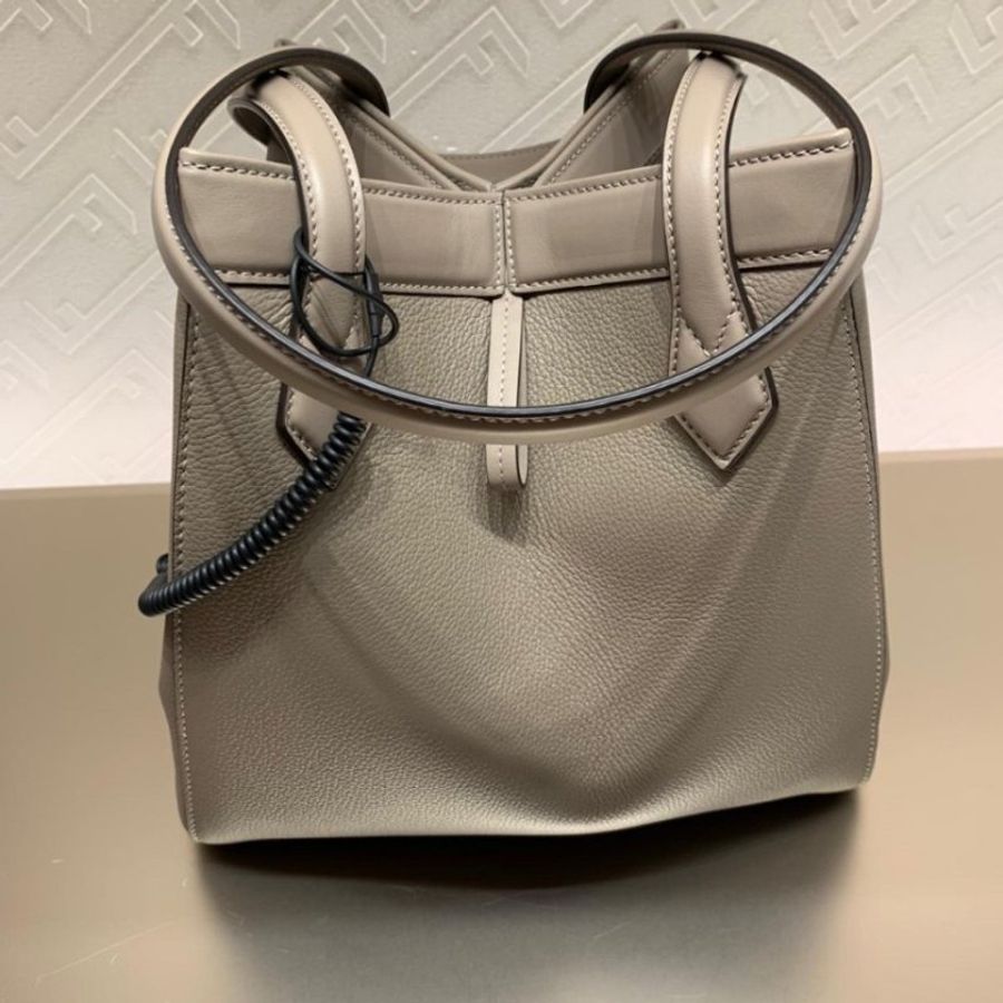 "限時降價"-Fendi 8BH414 中款 紋理小牛皮 Origami包 鴿灰色《當季專櫃正售★全新商品 》-8
