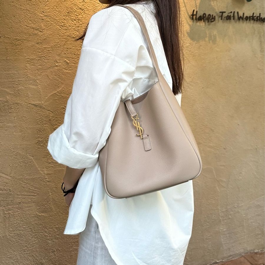 YSL le 5 a 7 Hobo 奶茶色(小款)-12