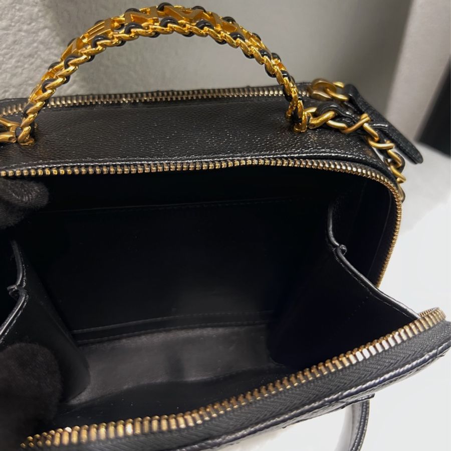 ► 💫閒置品💫Chanel logo金屬手提荔枝小牛皮雙層化妝箱 黑金(晶片款)-6