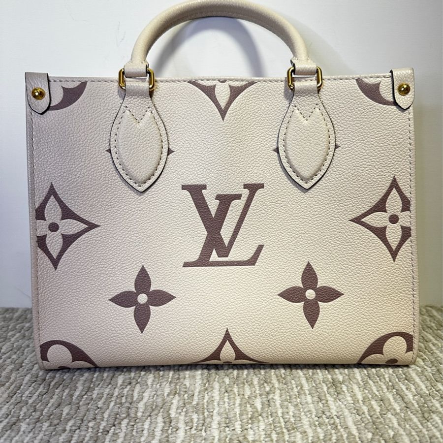 LV Onthego PM 奶白牛皮壓紋 M45654-1