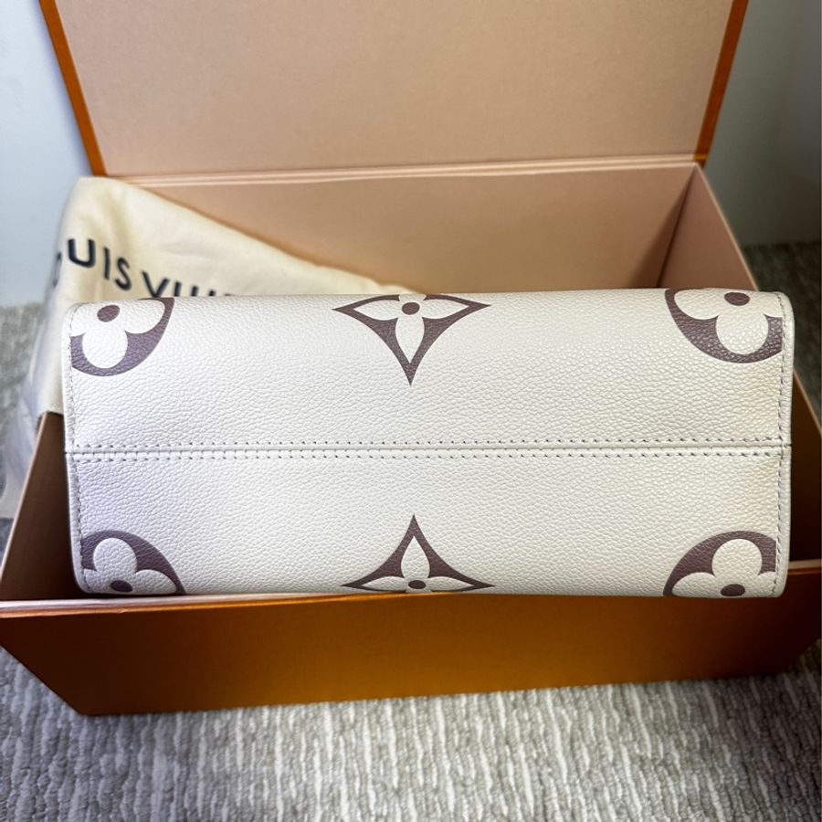LV Onthego PM 奶白牛皮壓紋 M45654-6