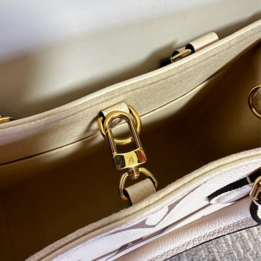 LV Onthego PM 奶白牛皮壓紋 M45654-7