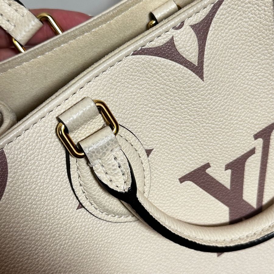 LV Onthego PM 奶白牛皮壓紋 M45654-15