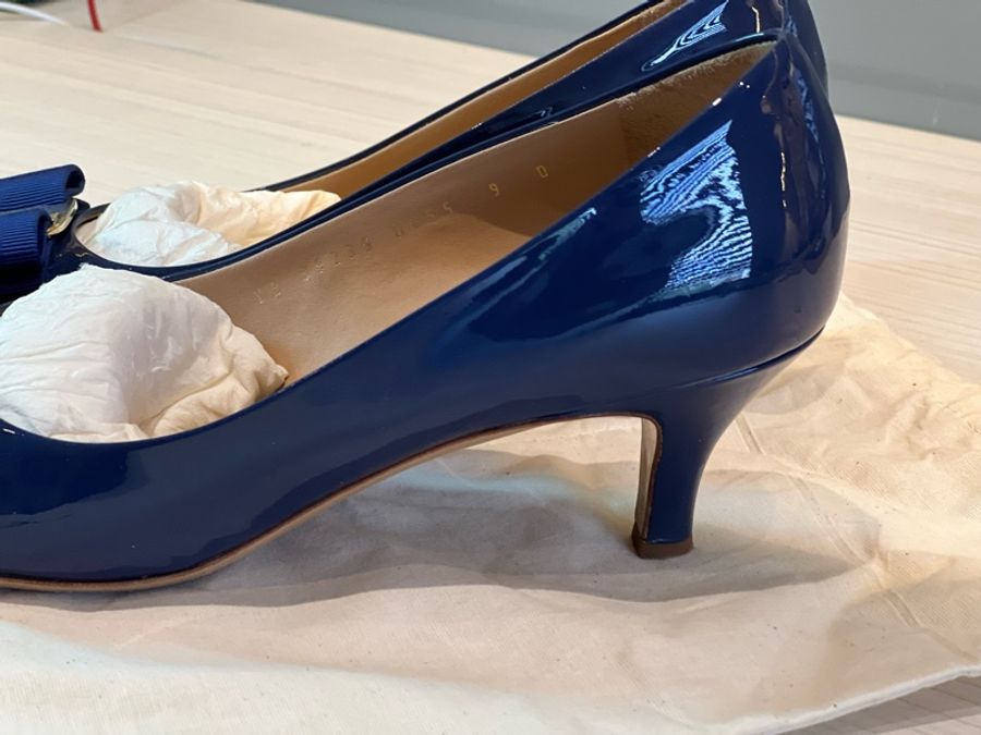 【買一送一】Salvatore Ferragamo Vara寶藍色蝴蝶結跟鞋/菱格紋漆皮亮紅低跟鞋-1