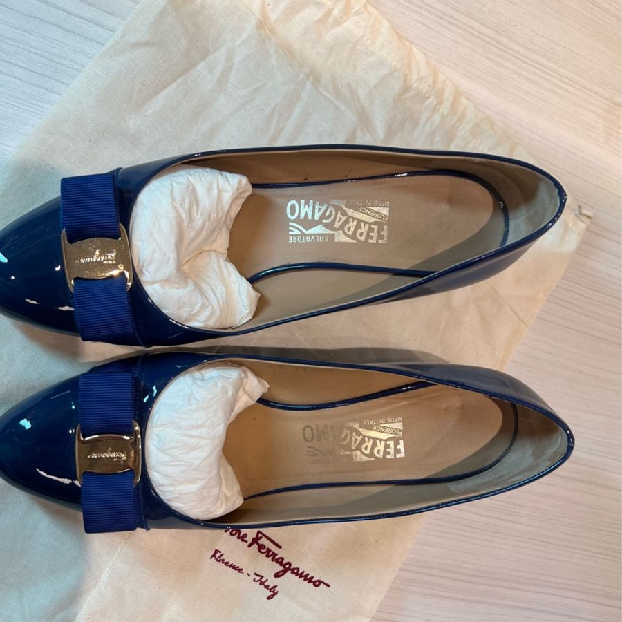 【買一送一】Salvatore Ferragamo Vara寶藍色蝴蝶結跟鞋/菱格紋漆皮亮紅低跟鞋-7