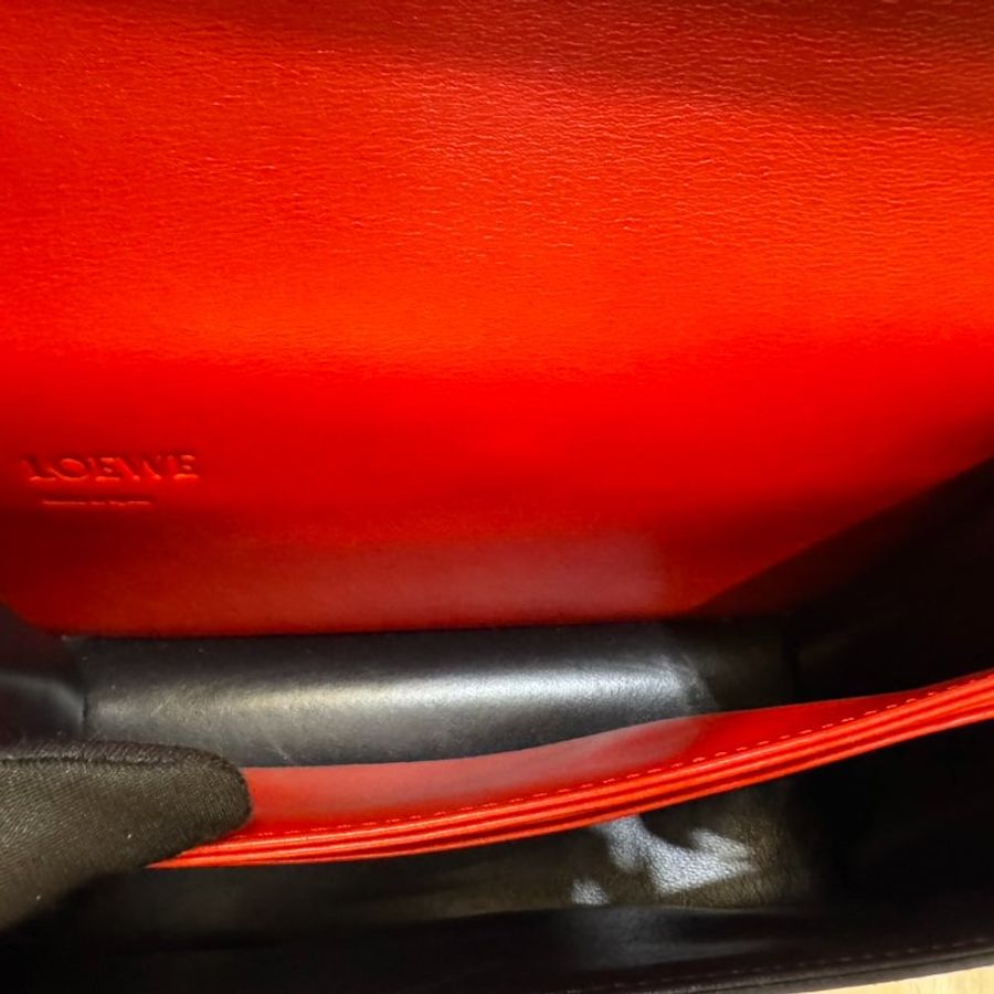 【舊愛新歡】LOEWE 巴薩隆那三角包-12