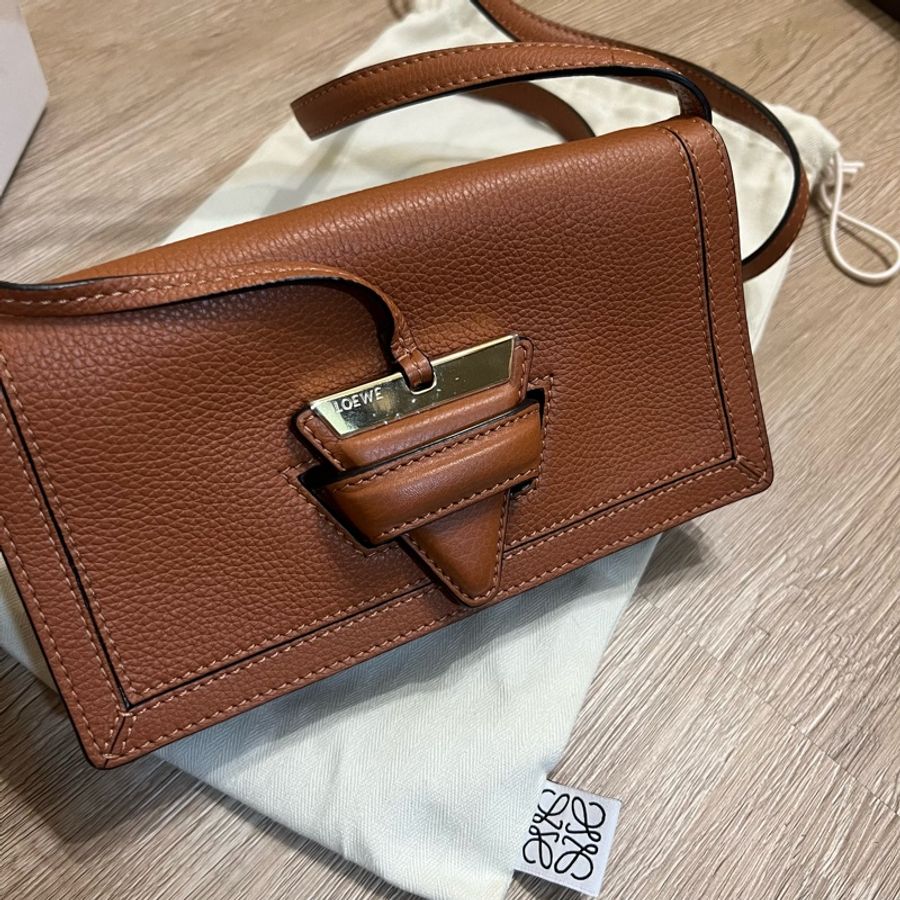瑞奇二手精品 Loewe barcelona 小包 woc 焦糖色 近新品-2